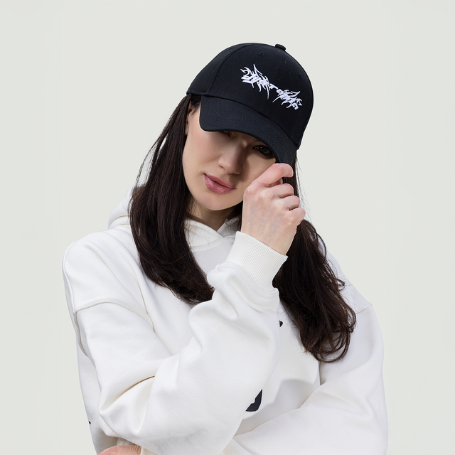 كاب أسود مع شعار أبيض