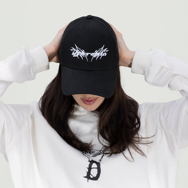 كاب أسود مع شعار أبيض