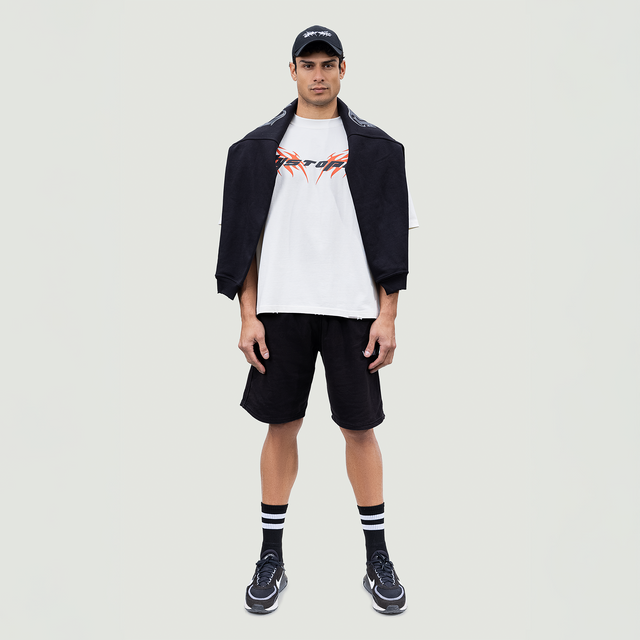 كاب أسود مع شعار أبيض