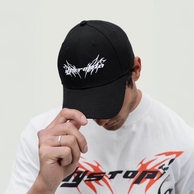 كاب أسود مع شعار أبيض