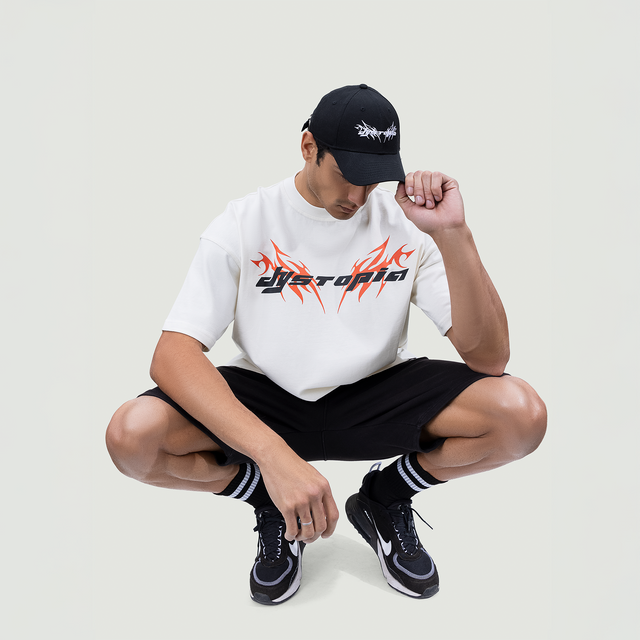 كاب أسود مع شعار أبيض