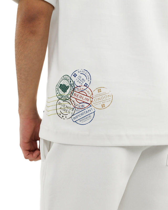 تي شيرت أبيض كريمي "طوابع"