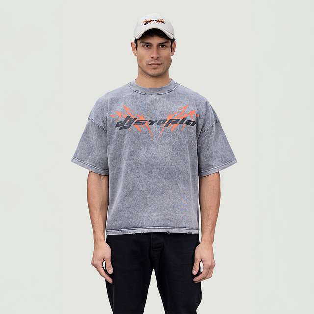 تي شيرت رمادي مغسول بشعار