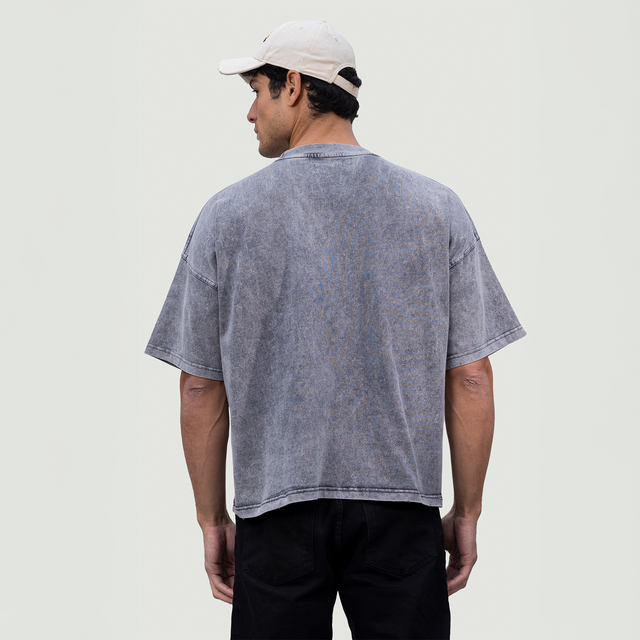 تي شيرت رمادي مغسول بشعار