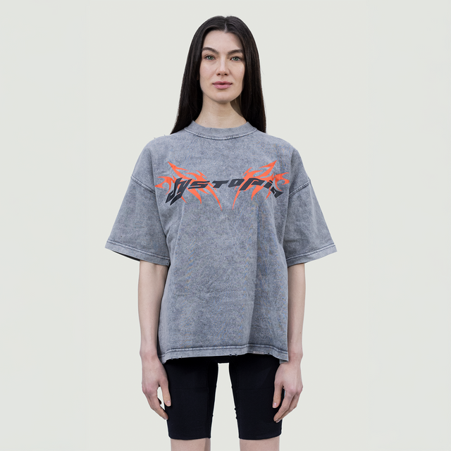 تي شيرت رمادي مغسول بشعار