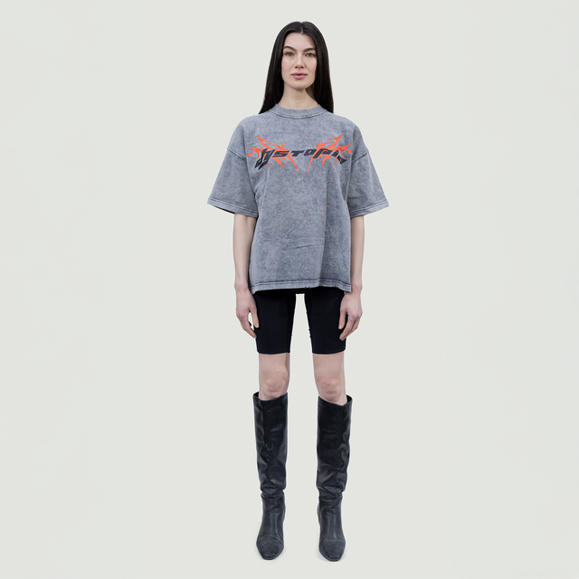 تي شيرت رمادي مغسول بشعار