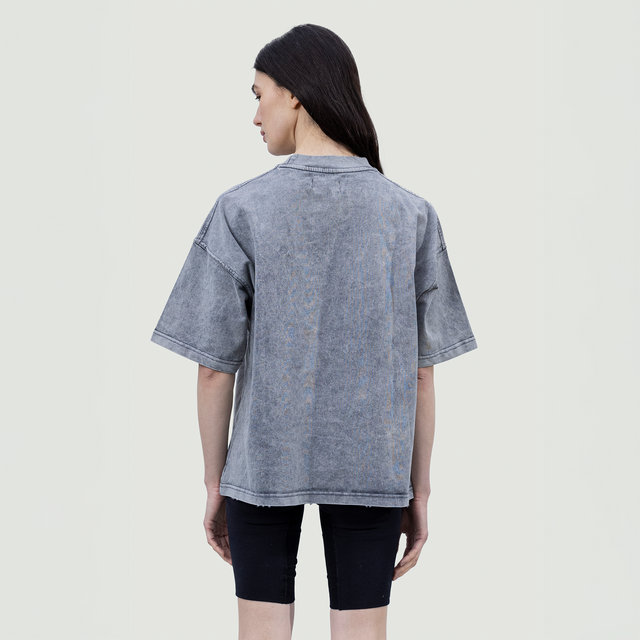 تي شيرت رمادي مغسول بشعار