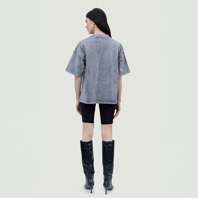 تي شيرت رمادي مغسول بشعار