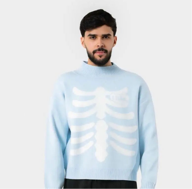 سويتر رجالي باللون السماوي وتصميم هيكل عظمي