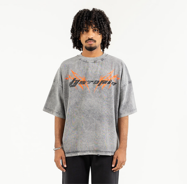 تي شيرت رمادي مغسول بشعار