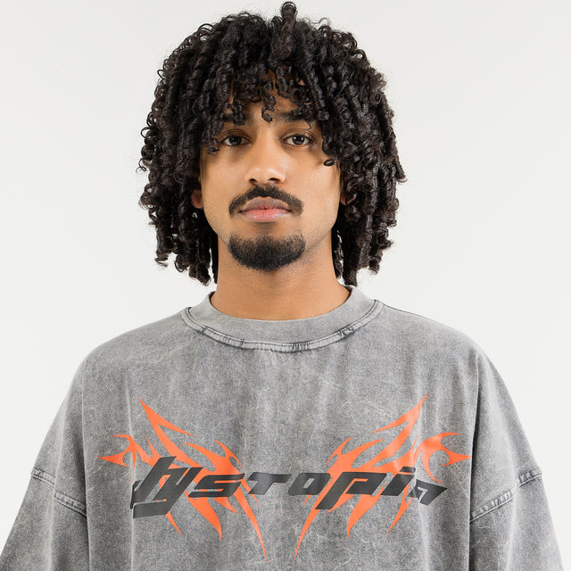 تي شيرت رمادي مغسول بشعار