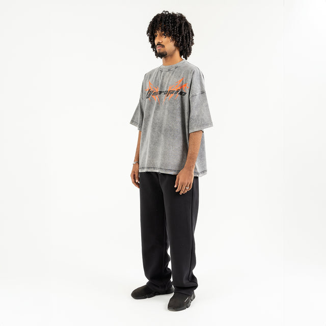 تي شيرت رمادي مغسول بشعار