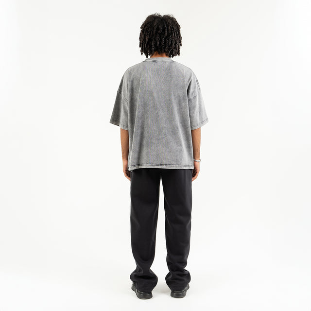 تي شيرت رمادي مغسول بشعار