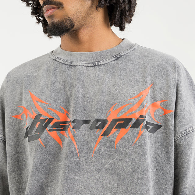 تي شيرت رمادي مغسول بشعار