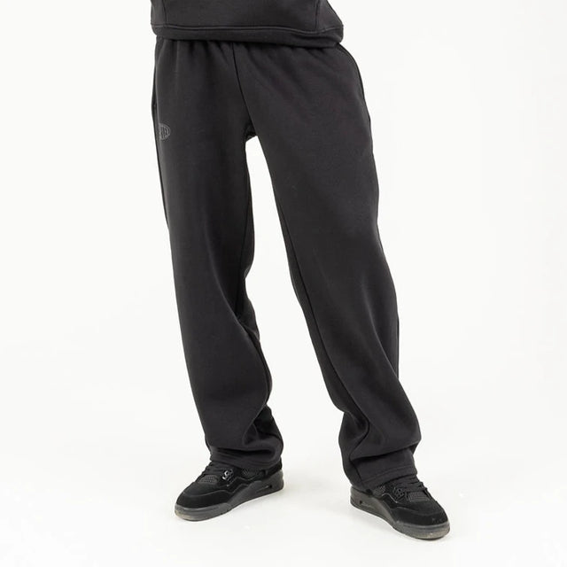 بنطلون أسود بشعار تشابتر